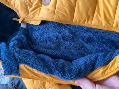 Chaqueta acolchada amarilla para niño con capucha - miniatura 3