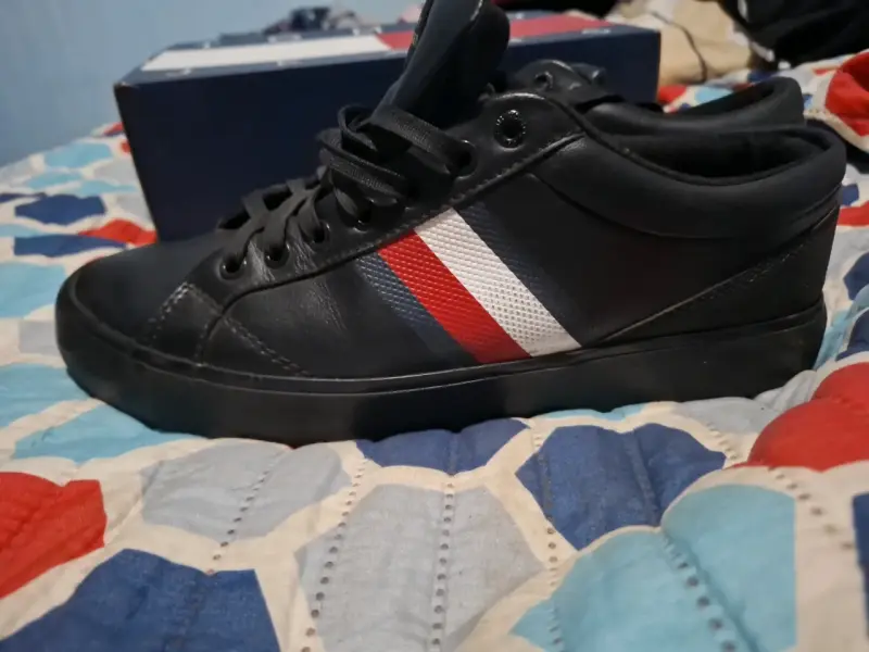 Zapatillas negras Tommy Hilfiger con diseño tricolor - 1