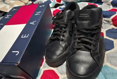 Zapatillas negras Tommy Hilfiger con diseño tricolor - miniatura 2