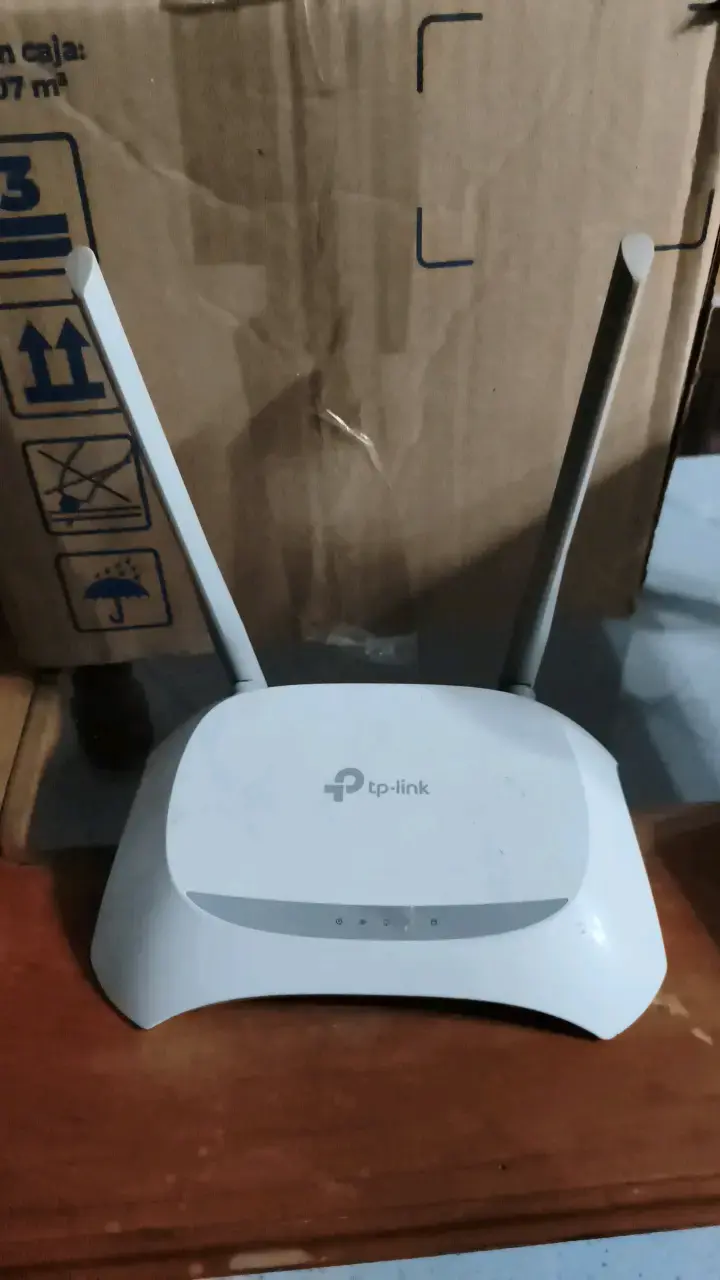 Router inalámbrico TP-Link con antenas