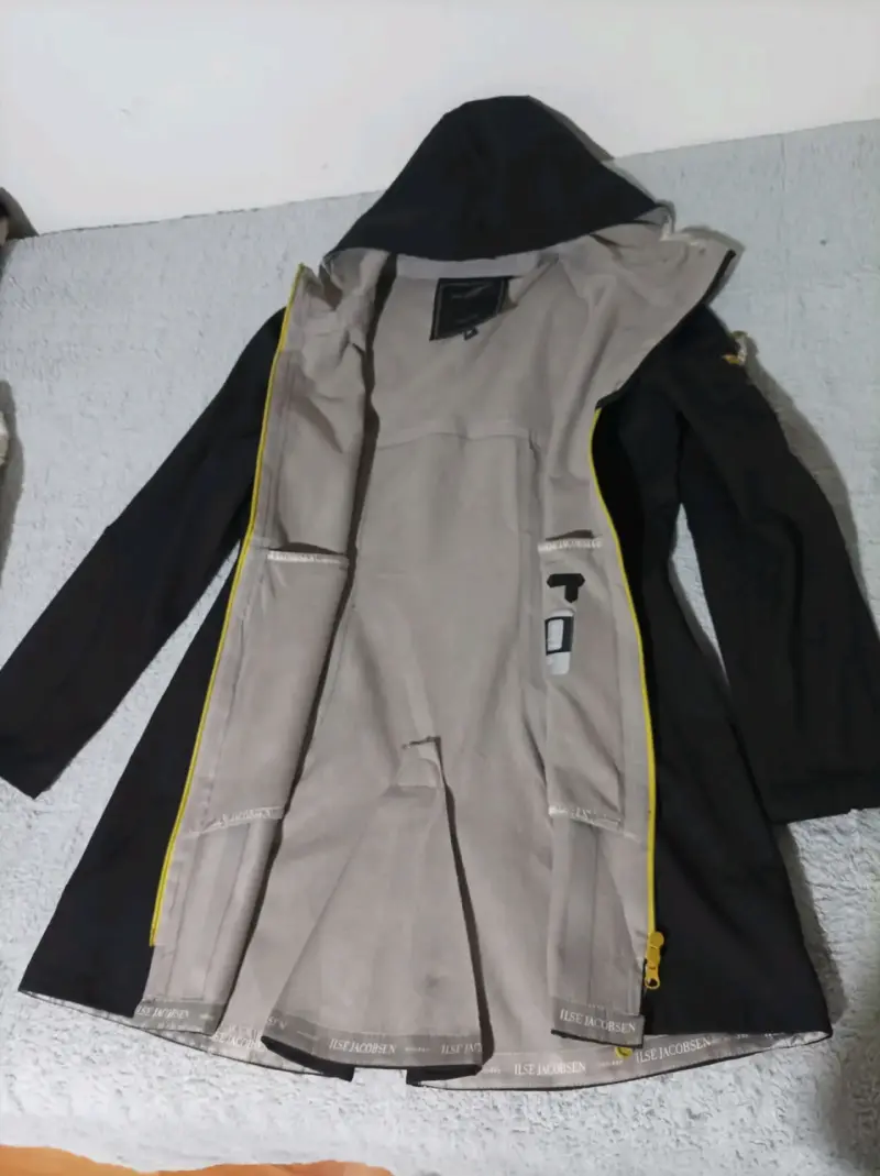 Abrigo impermeable Ilse Jacobsen con capucha