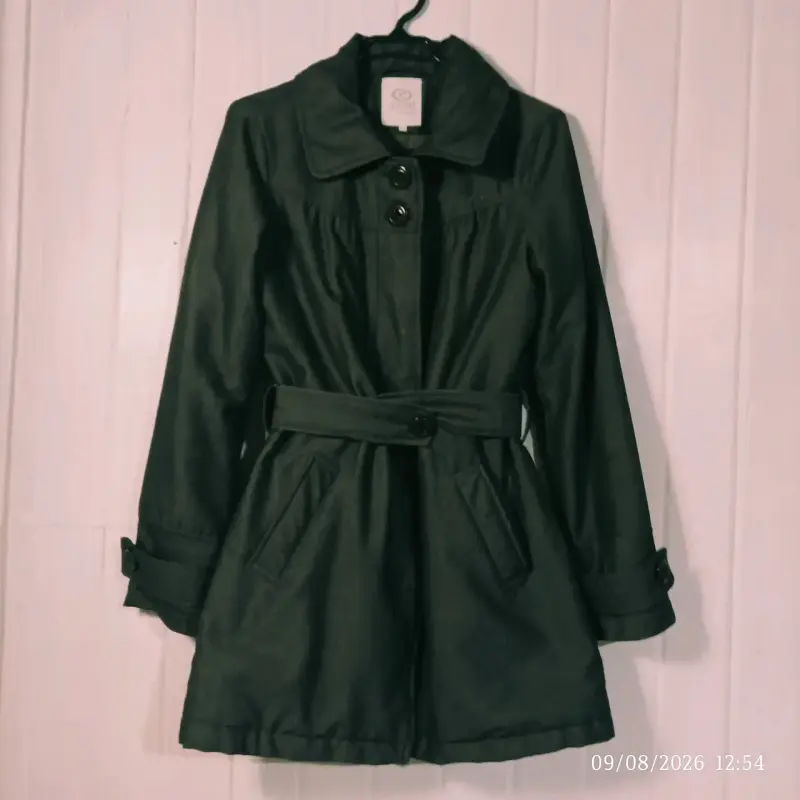 Abrigo verde oscuro con cinturón para mujer