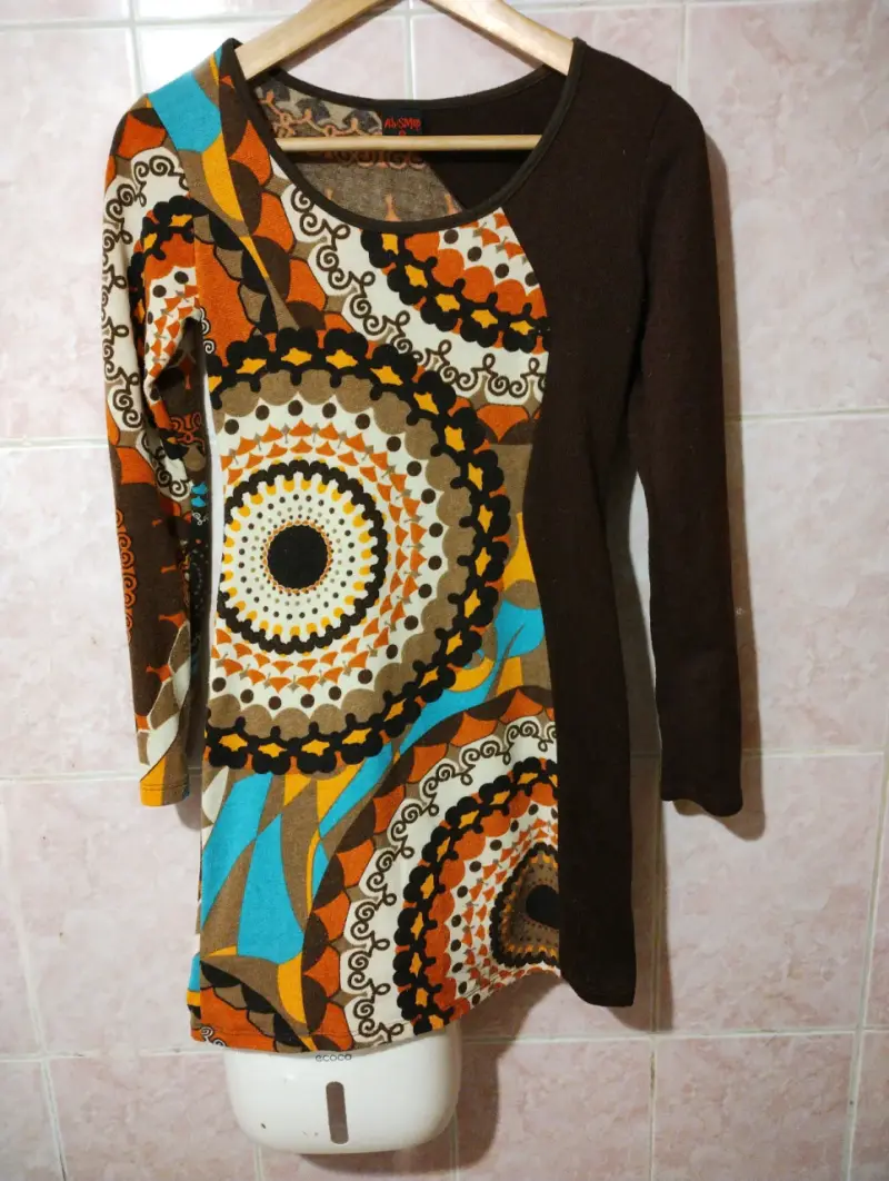 Vestido de manga larga con estampado colorido - 1