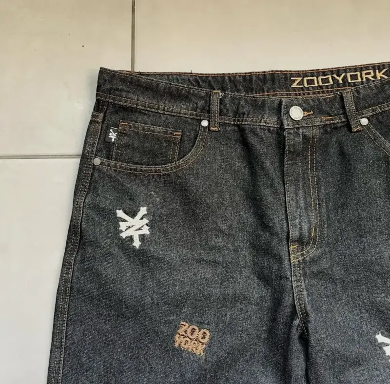 Jeans Zoo York con diseños bordados - 2