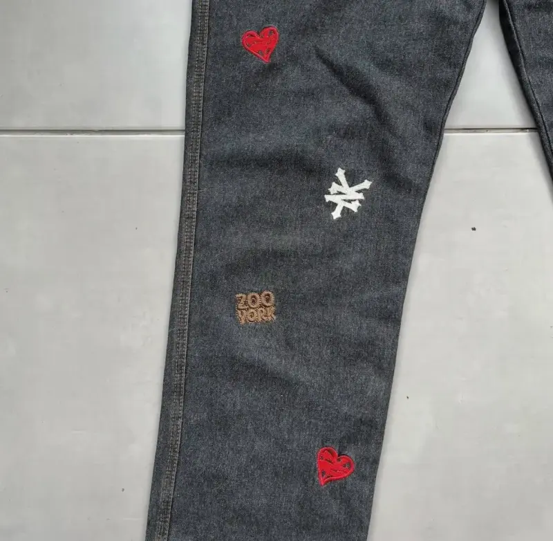Jeans Zoo York con diseños bordados - 3