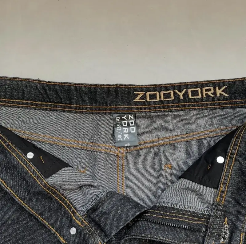 Jeans Zoo York con diseños bordados - 4