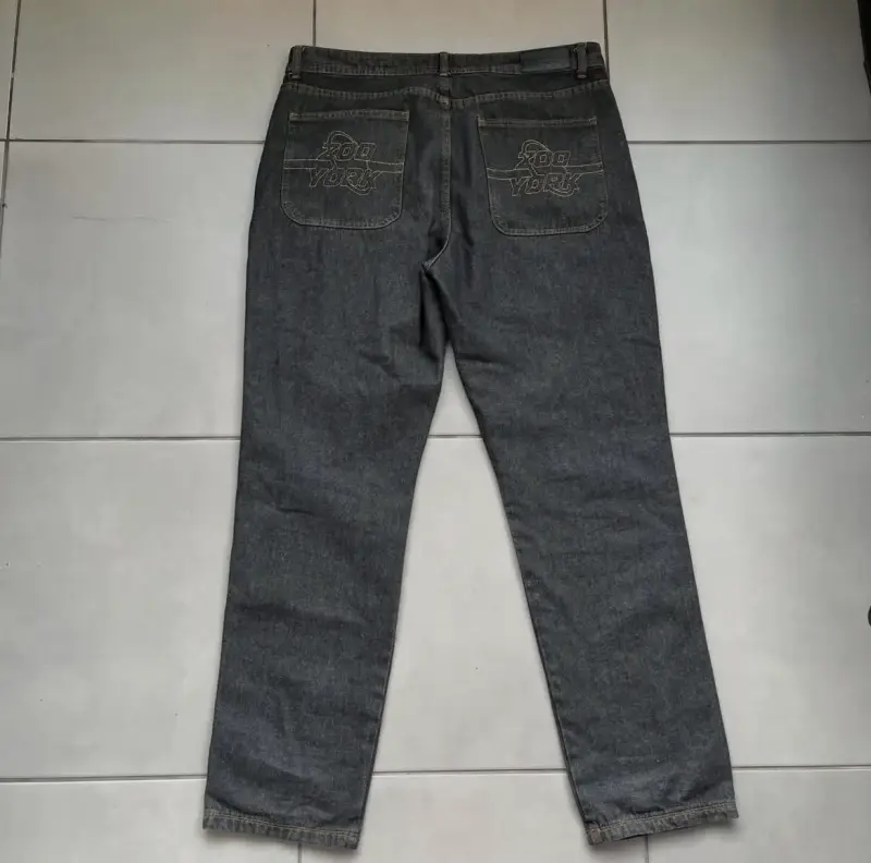 Jeans Zoo York con diseños bordados - 5