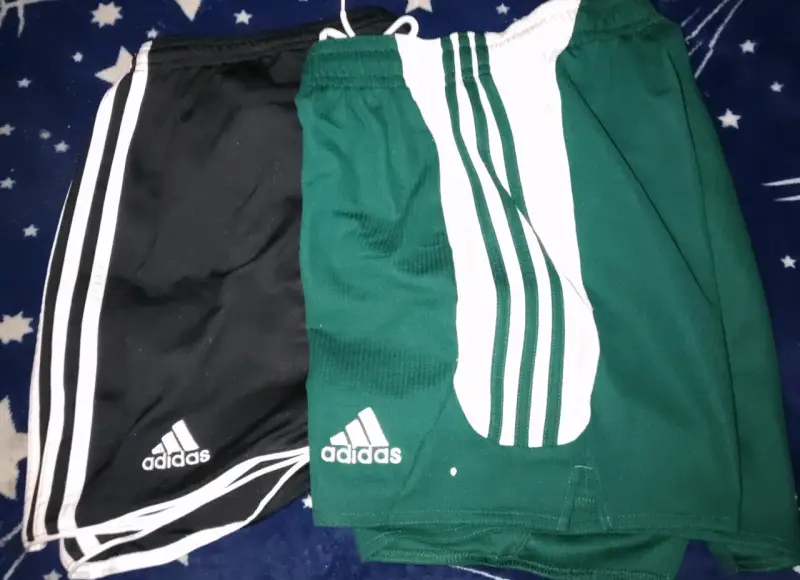 Shorts deportivos Adidas verde y negro
