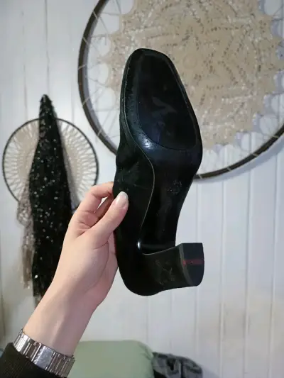 Zapatos de tacón negro de gamuza para mujer - miniatura 2