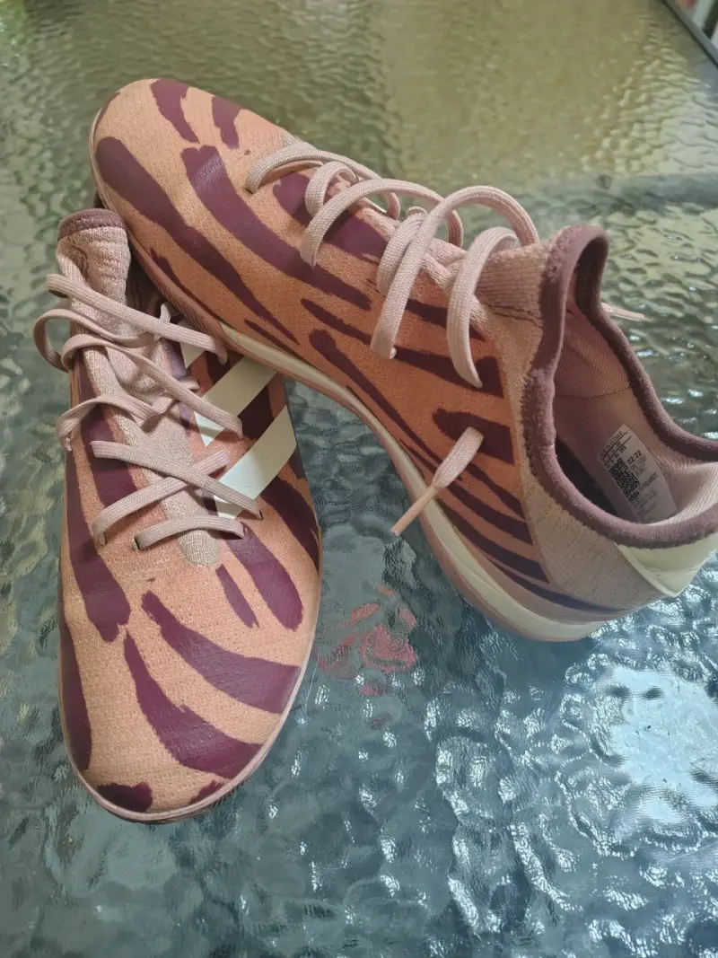 Zapatillas deportivas Adidas con diseño animal print - 1