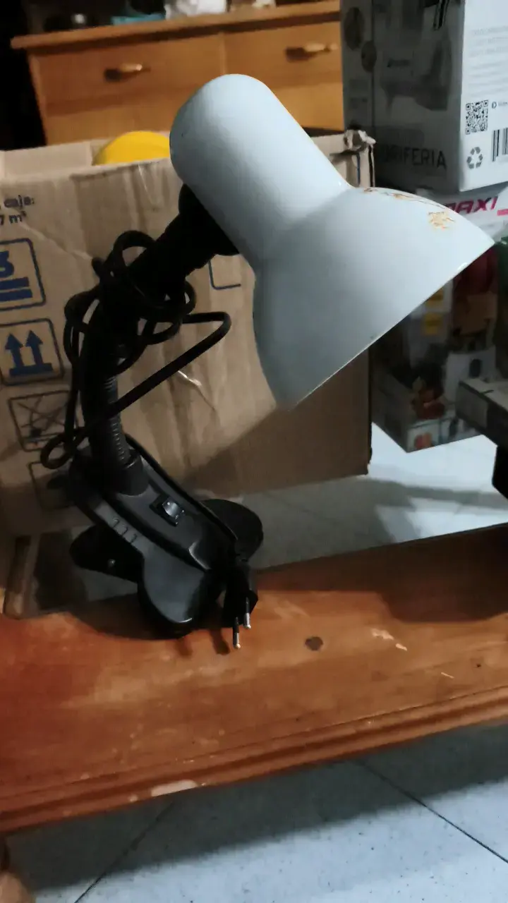 Lámpara de escritorio con clip ajustable
