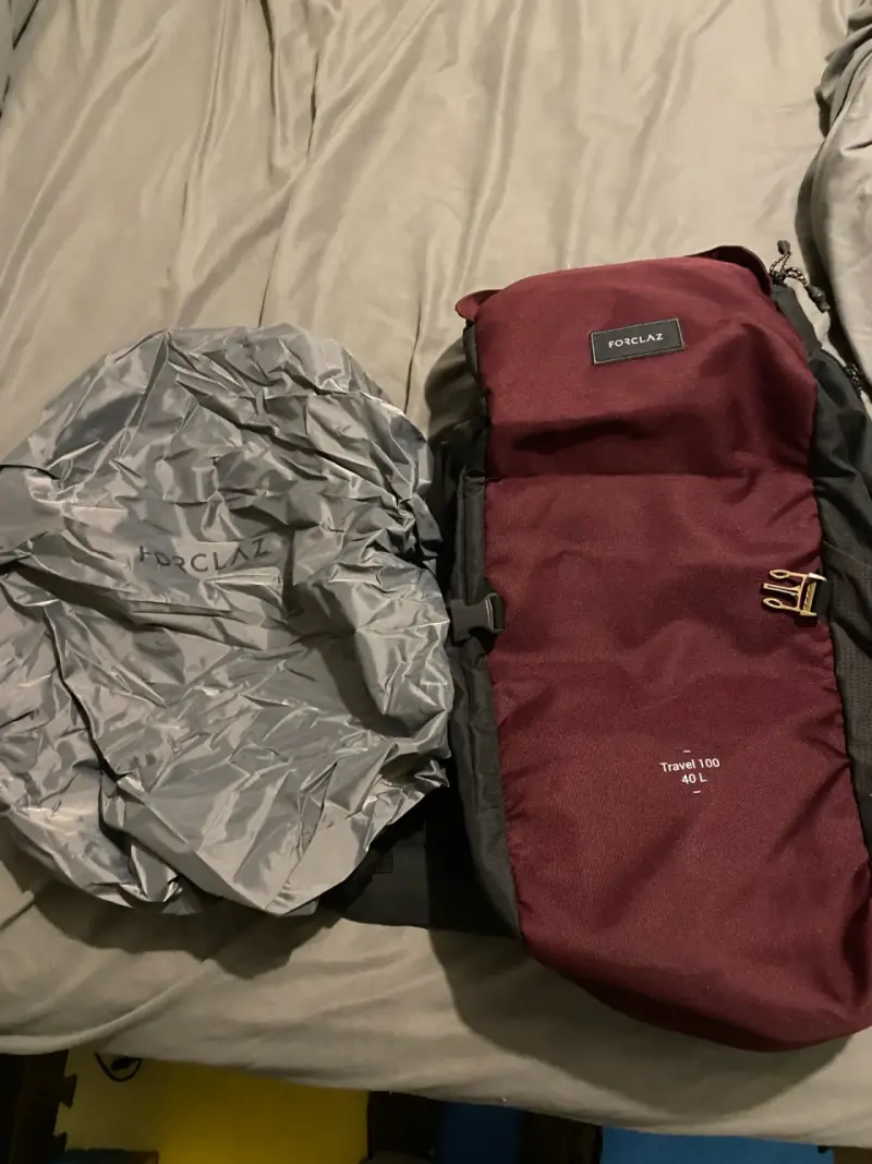 Mochila de viaje Forclaz 40L con funda impermeable - 1