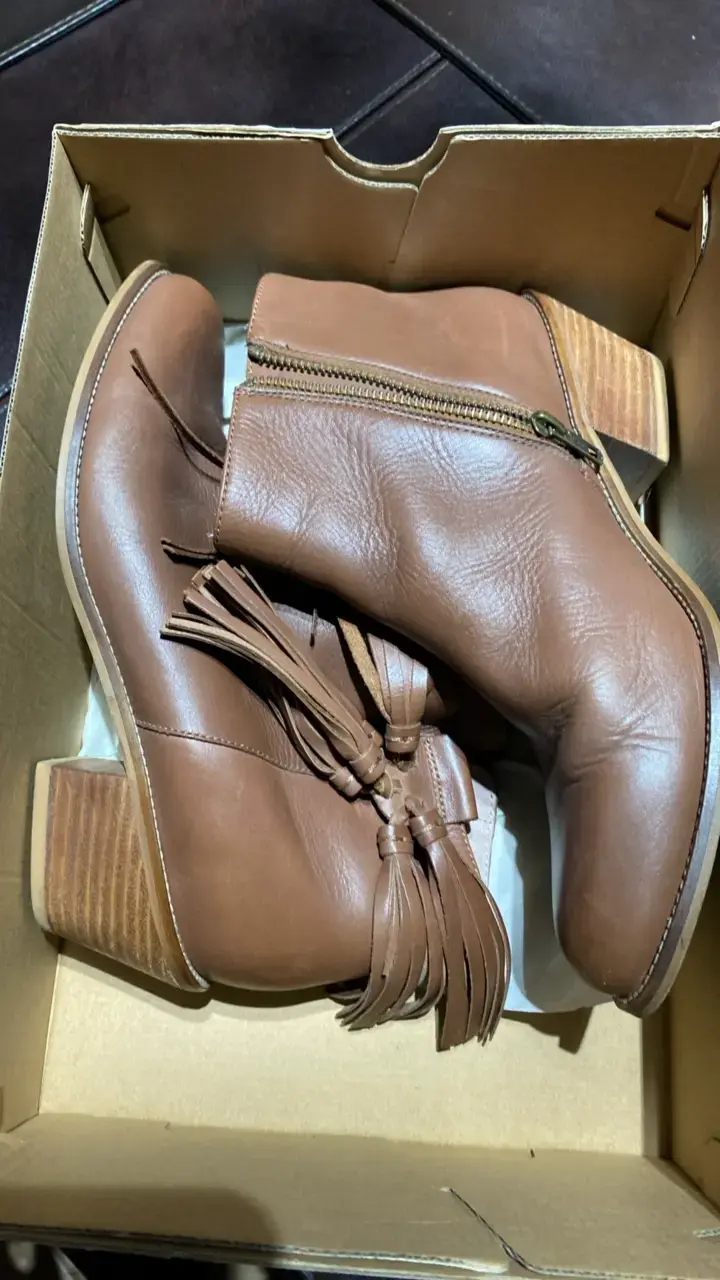Botines de cuero marrón con tacón y flecos