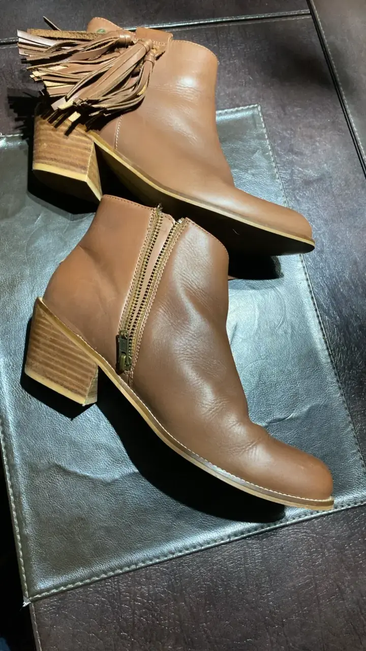 Botines de cuero marrón con tacón y flecos - 2