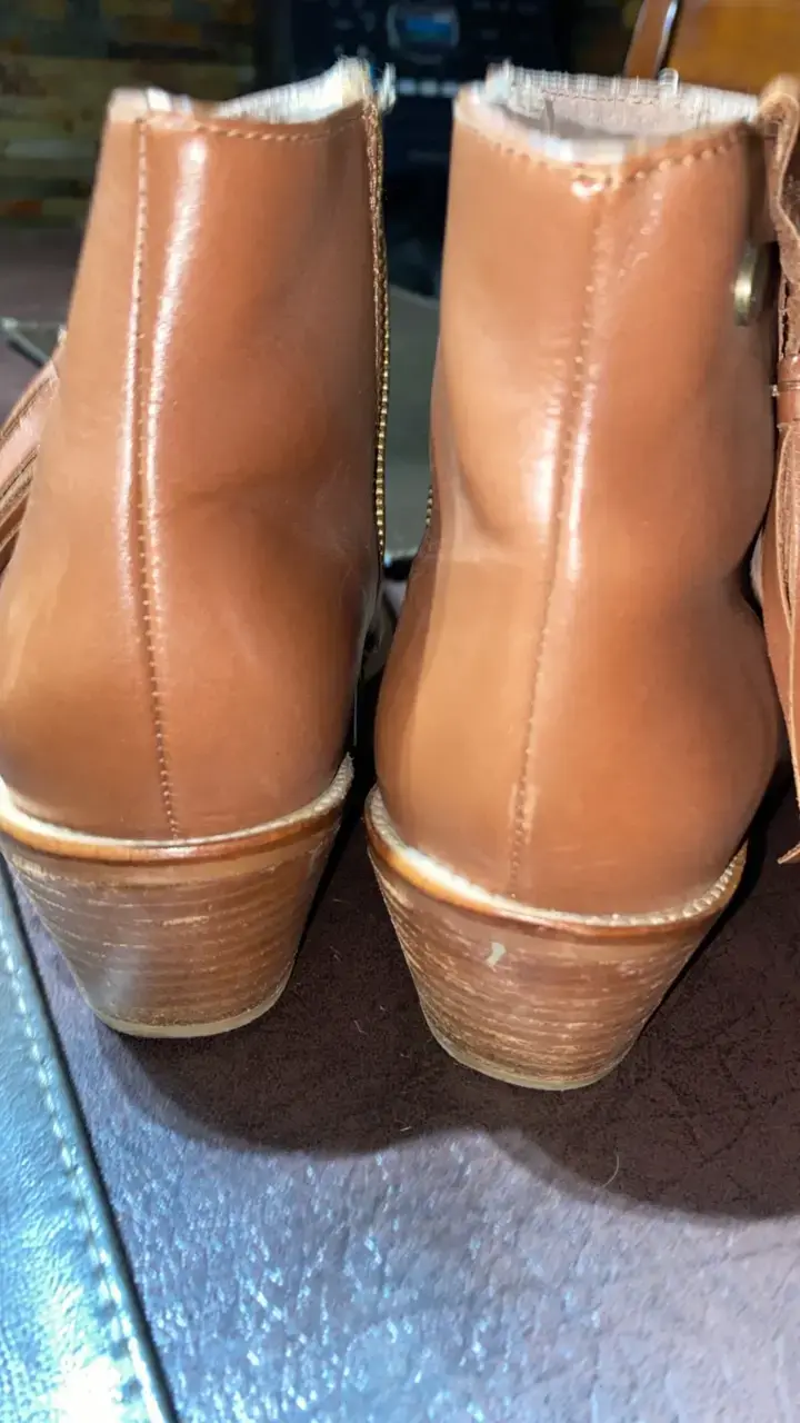 Botines de cuero marrón con tacón y flecos - 6