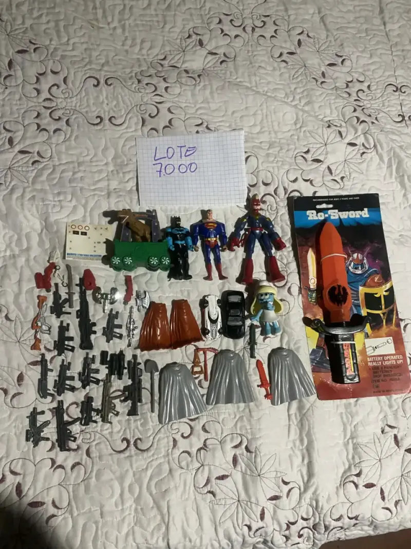 Lote de figuras de acción y accesorios variados