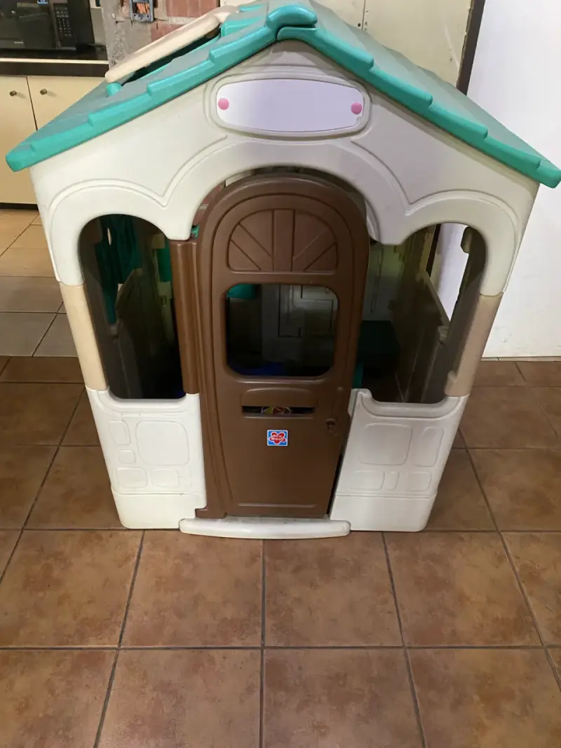 Casa de juegos infantil de plástico resistente - 1