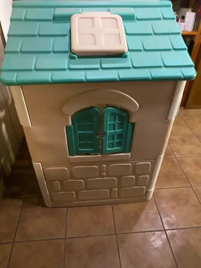 Casa de juegos infantil de plástico resistente - miniatura 2