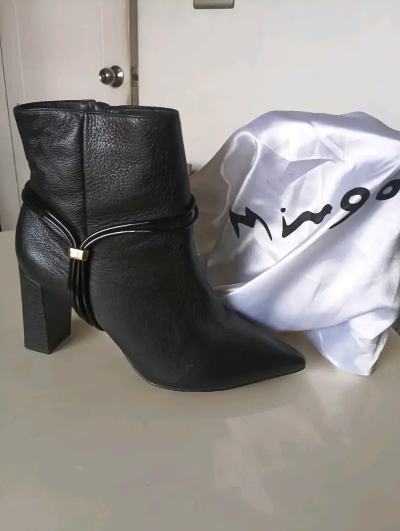 Botines Elegantes de Cuero Negro con Tacón Ancho - 2