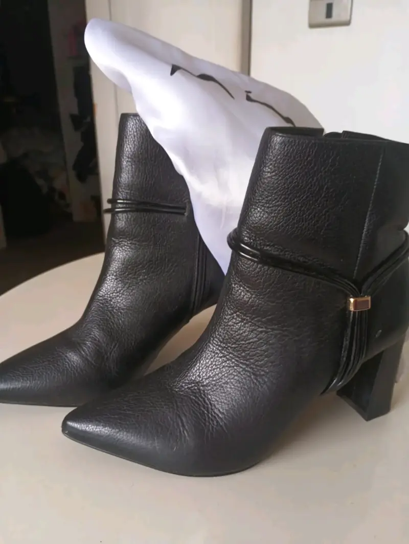Botines Elegantes de Cuero Negro con Tacón Ancho - 3