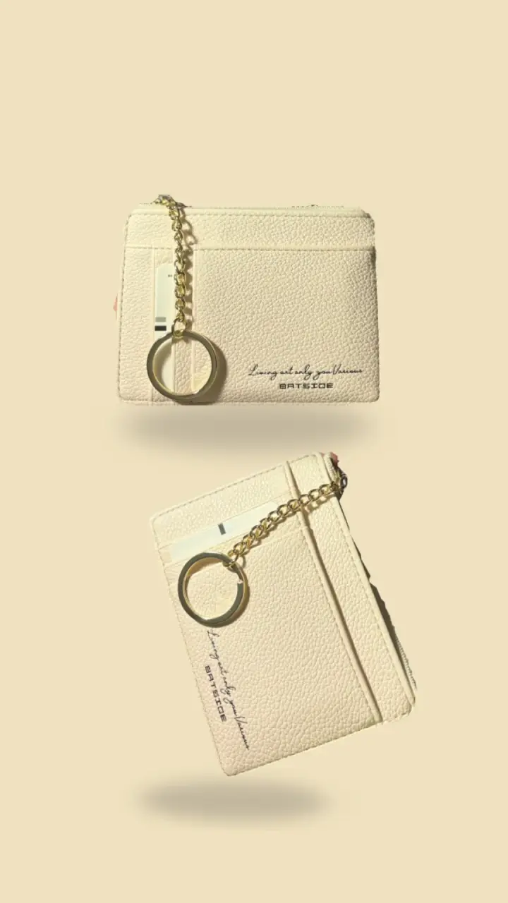 Tarjetero de cuero beige con cadena