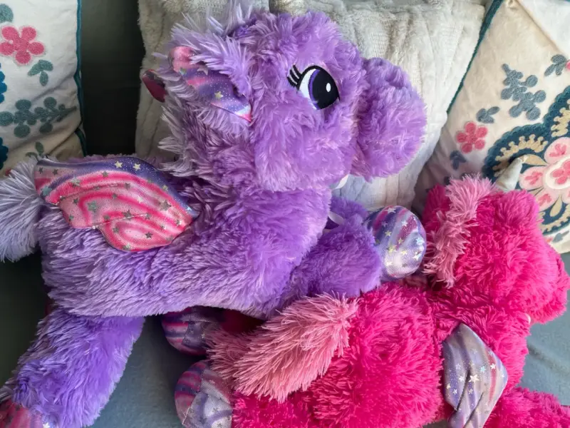 Peluche unicornio morado con alas brillantes