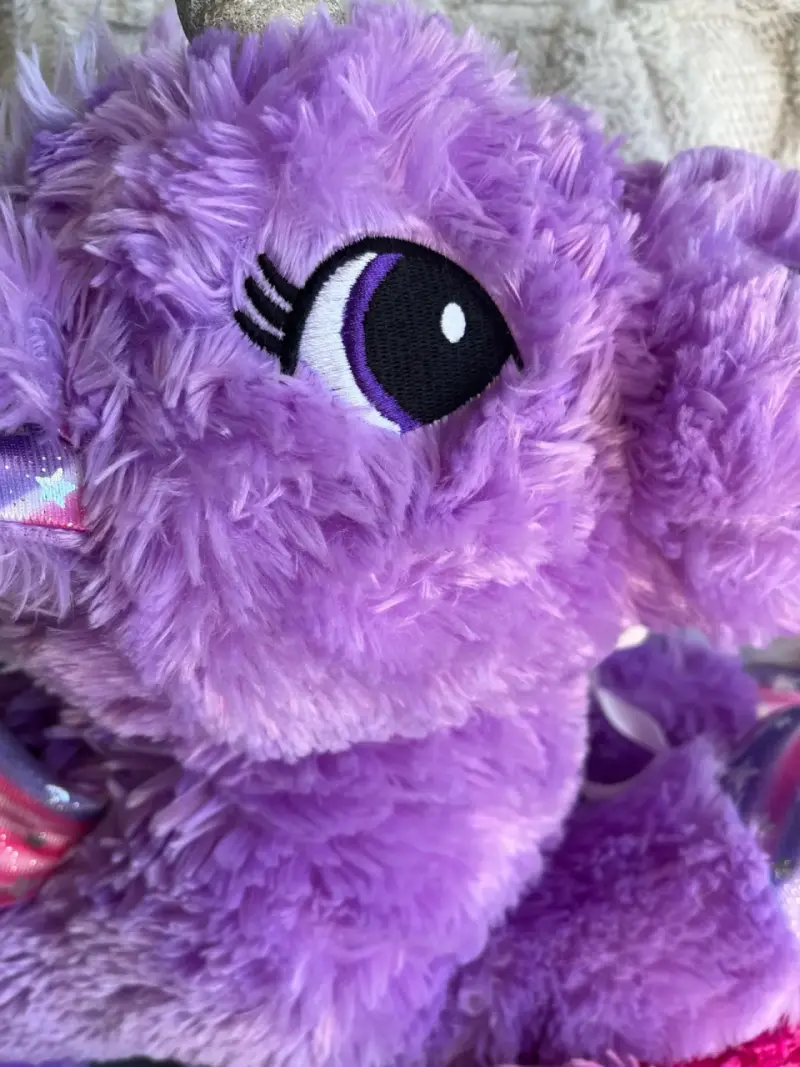Peluche unicornio morado con alas brillantes - 2
