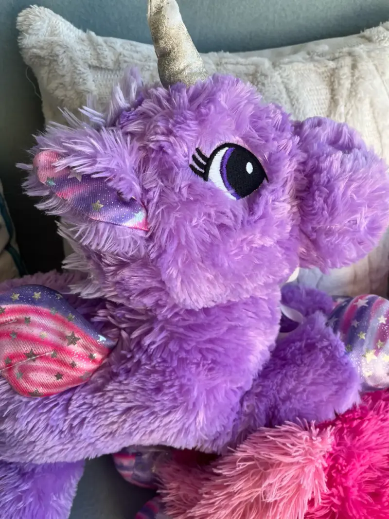 Peluche unicornio morado con alas brillantes - 3