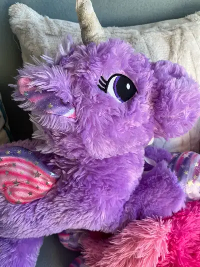 Peluche unicornio morado con alas brillantes - miniatura 3