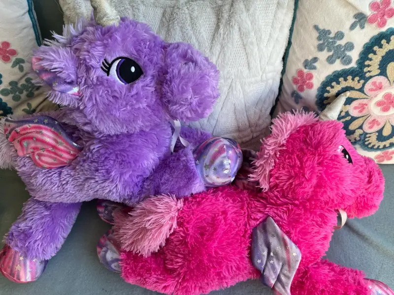 Peluche unicornio morado con alas brillantes - 4