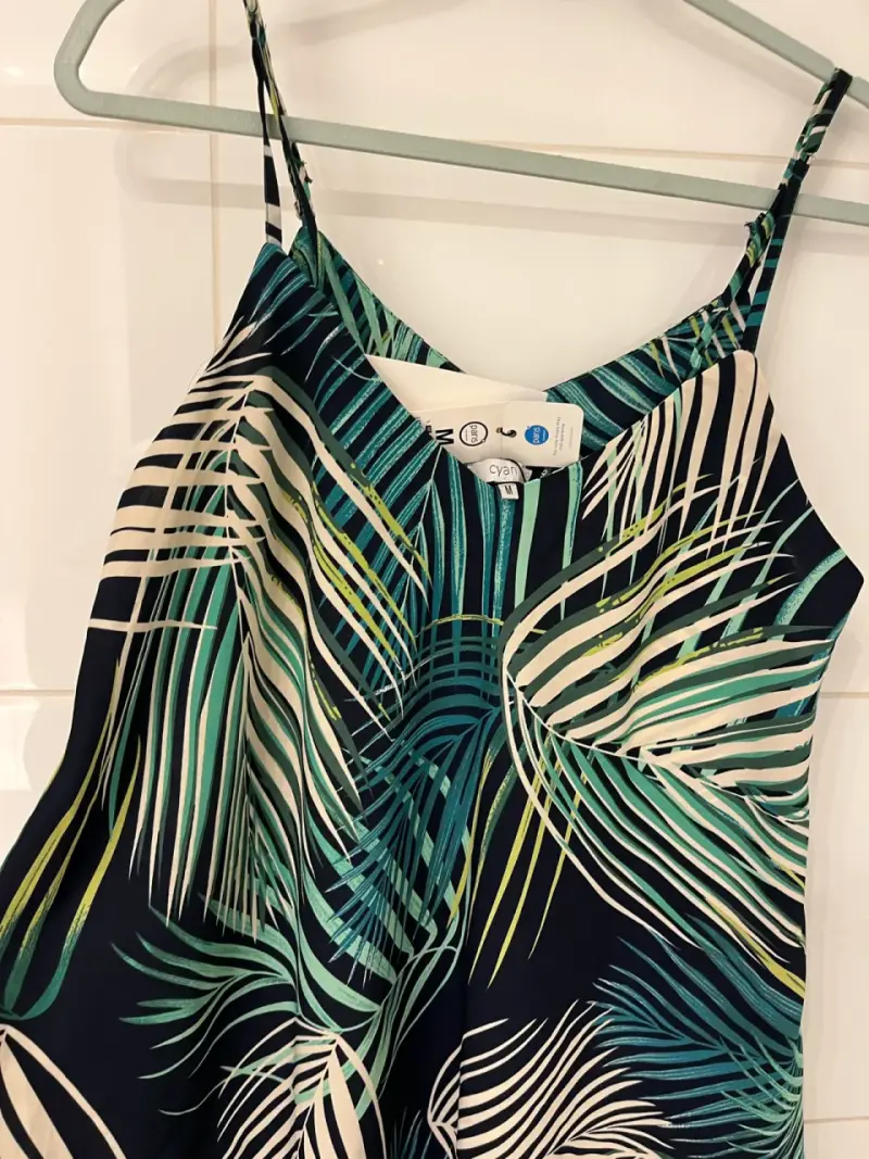 Blusa estampada de hojas tropicales talla M