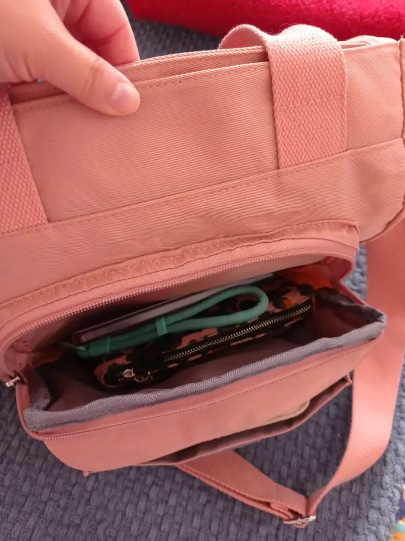 Bolso tote rosa con múltiples compartimentos - 2