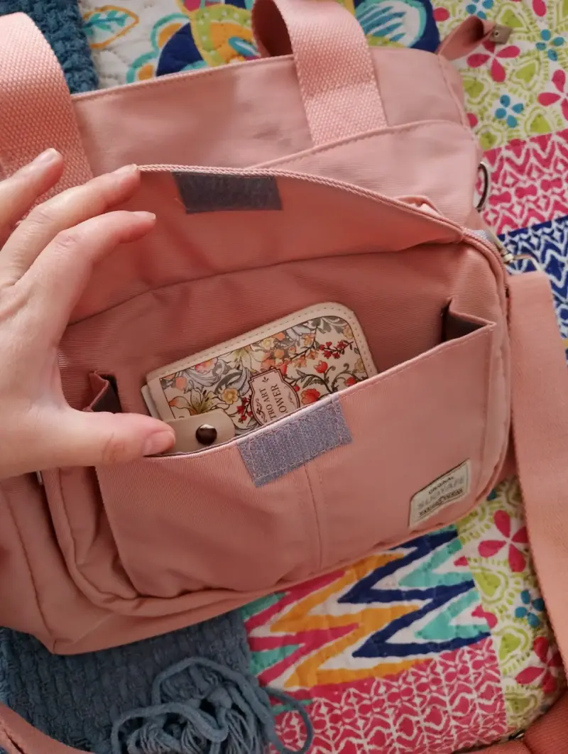 Bolso tote rosa con múltiples compartimentos - 3