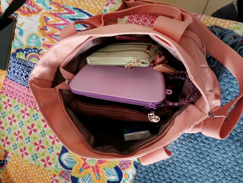 Bolso tote rosa con múltiples compartimentos - 5