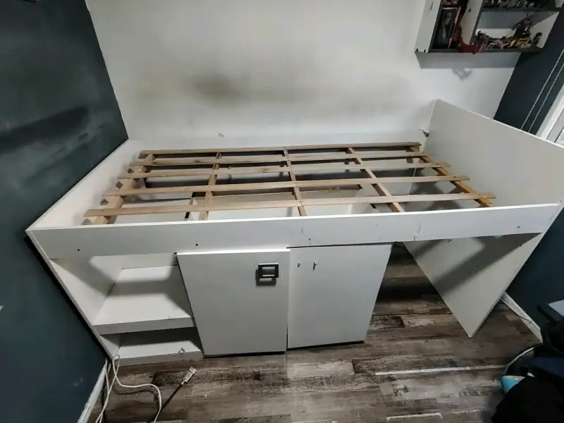 Cama alta con estantes integrados - 1