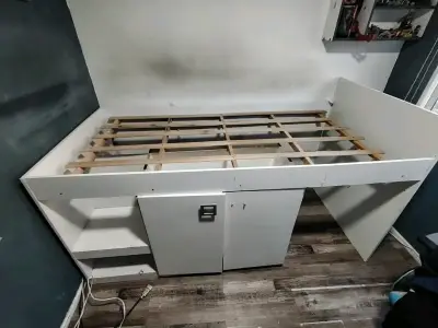 Cama alta con estantes integrados - miniatura 1