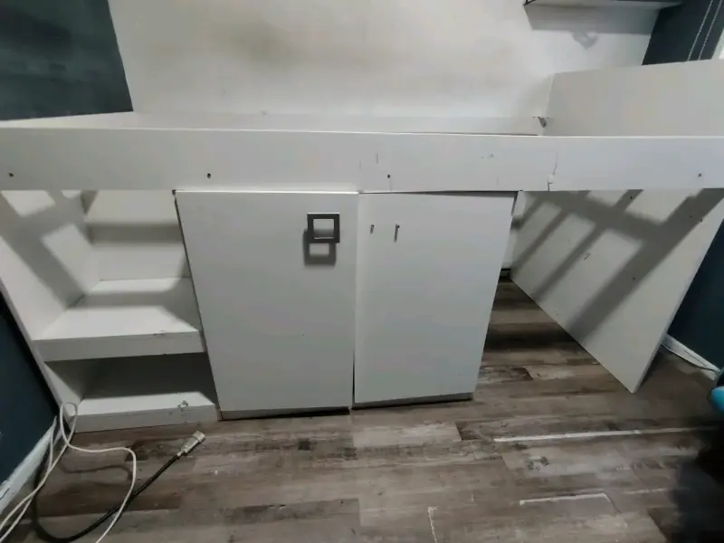 Cama alta con estantes integrados - 2