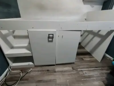 Cama alta con estantes integrados - miniatura 2