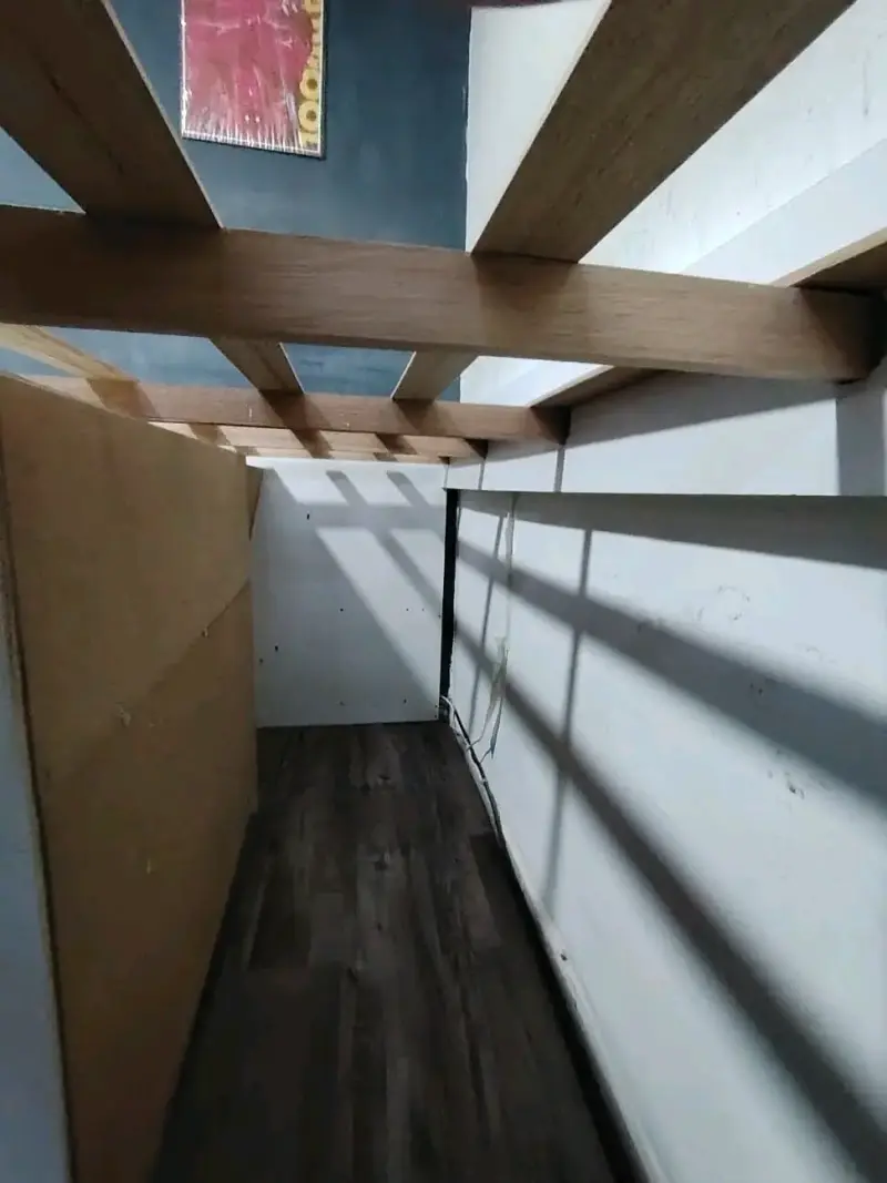 Cama alta con estantes integrados - 6