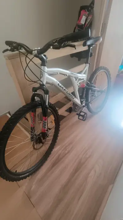 Bicicleta de montaña Oxford plateada en buen estado - miniatura 1