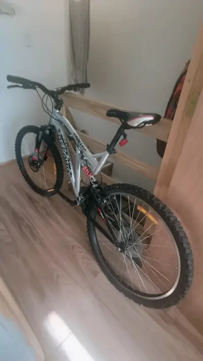 Bicicleta de montaña Oxford plateada en buen estado - miniatura 2