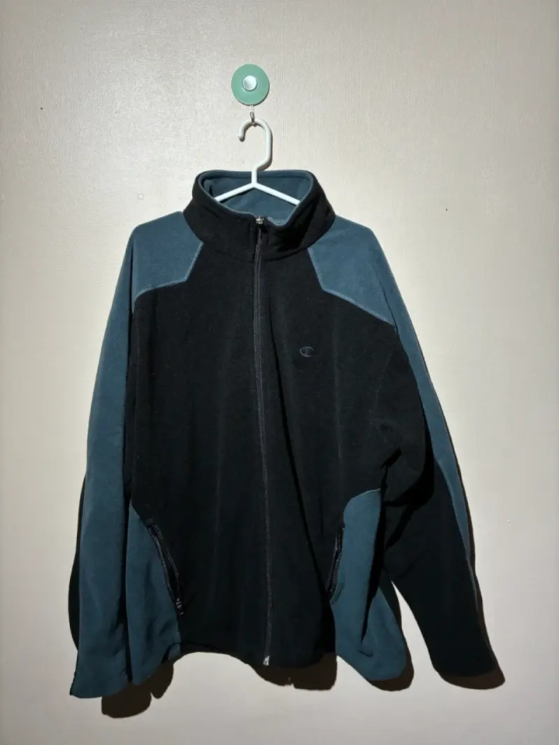 ♻️Chaqueta polar Champion negra y azul - 1