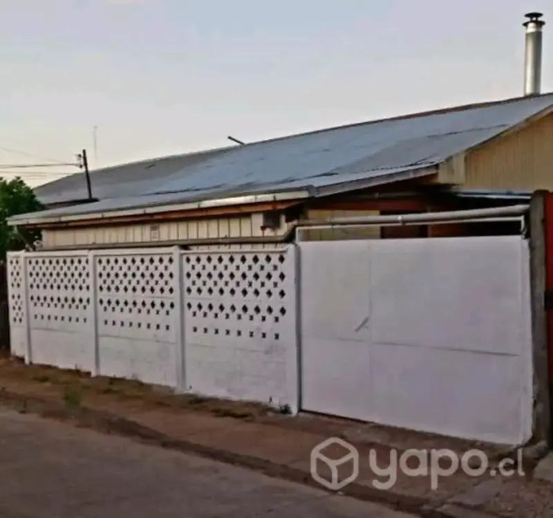 Casa amplia con patio en zona residencial