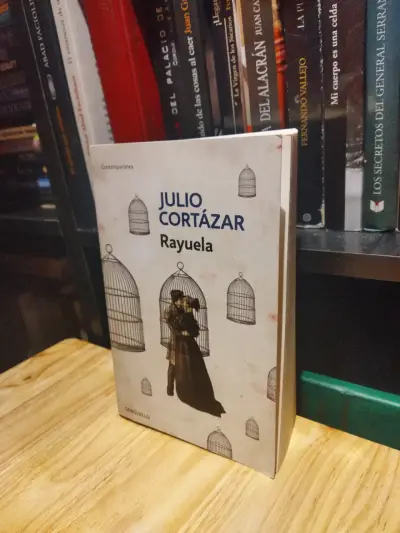 Libro 'Rayuela' de Julio Cortázar en buen estado - miniatura 1