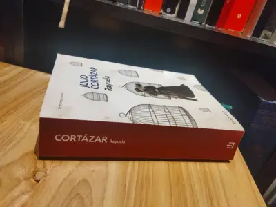 Libro 'Rayuela' de Julio Cortázar en buen estado - miniatura 2