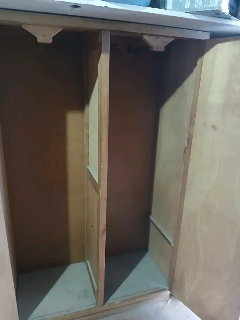 Armario de madera con puertas corredizas - 1