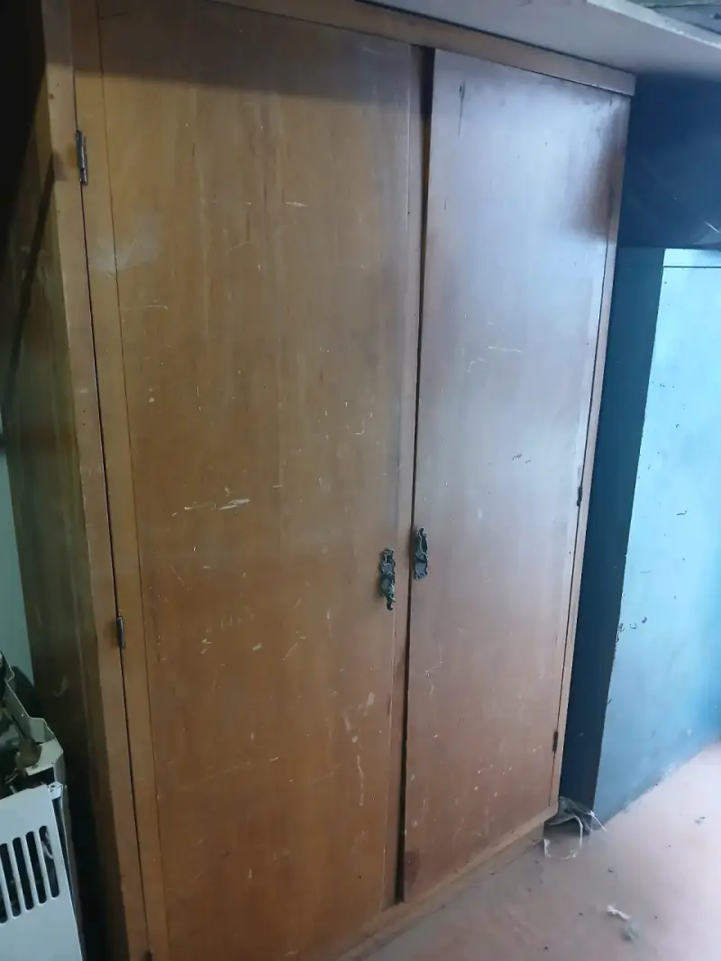 Armario de madera con puertas corredizas - 2