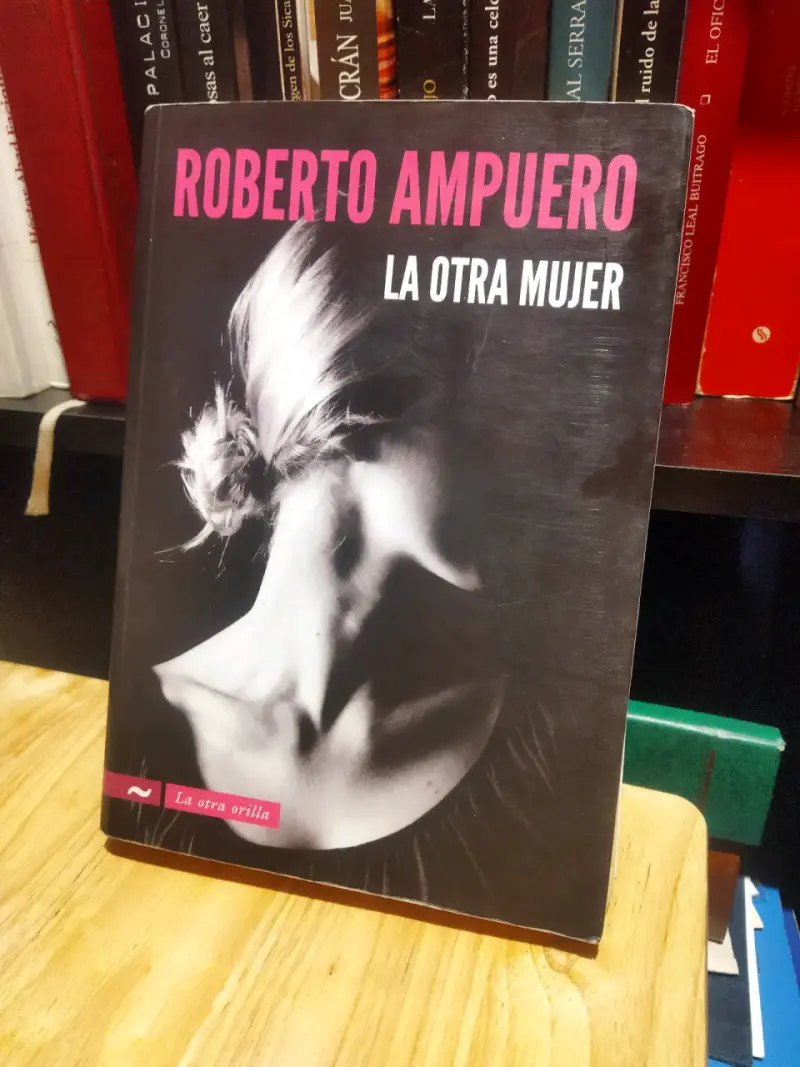 Libro 'La Otra Mujer' de Roberto Ampuero - 1