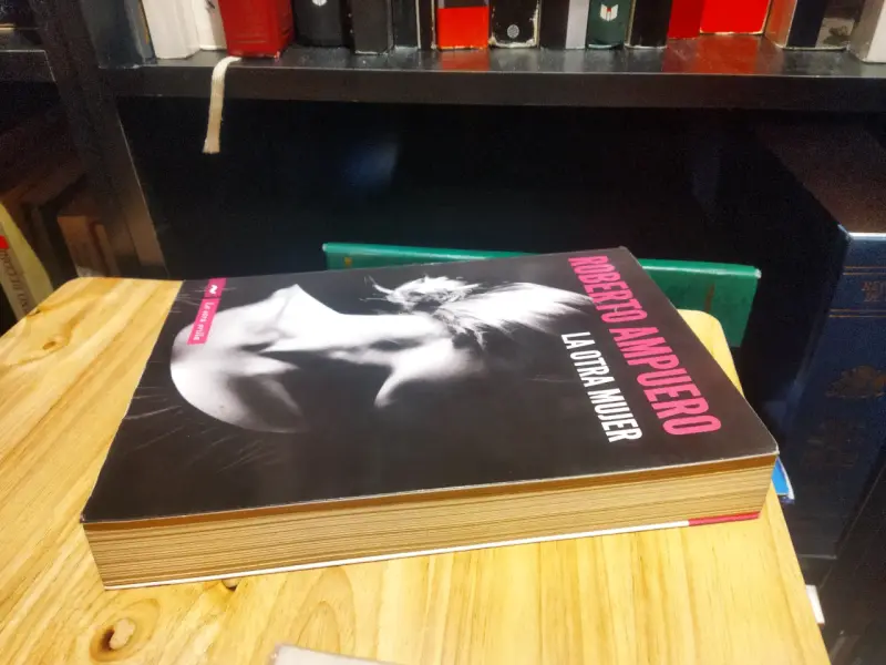Libro 'La Otra Mujer' de Roberto Ampuero - 3