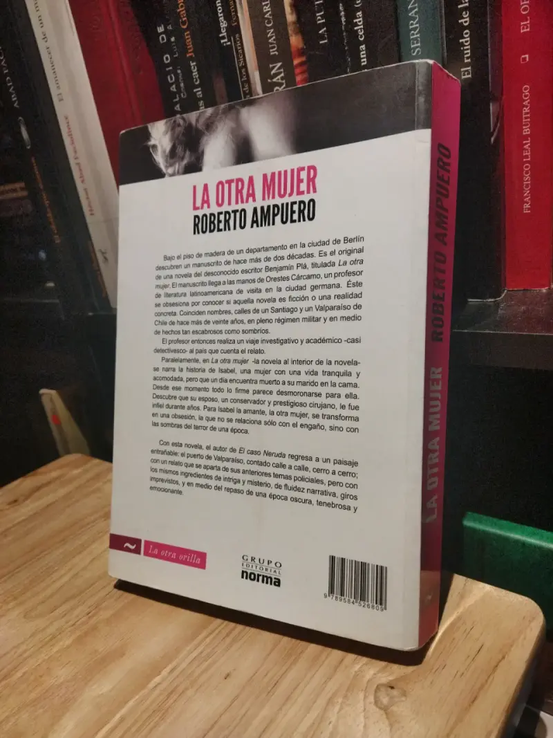 Libro 'La Otra Mujer' de Roberto Ampuero - 4